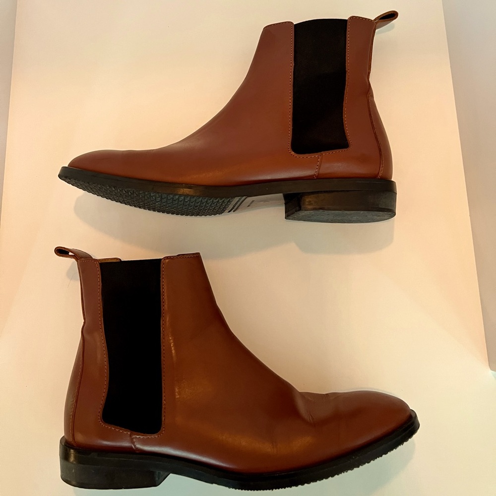 Everlane Italian leather Chelsea boots in cognac. Size 7